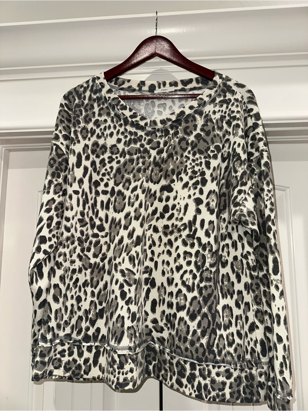 Jodifl Leopard Print Top Med Gray Animal Print Long Sleeve Soft Boutique Sweater
